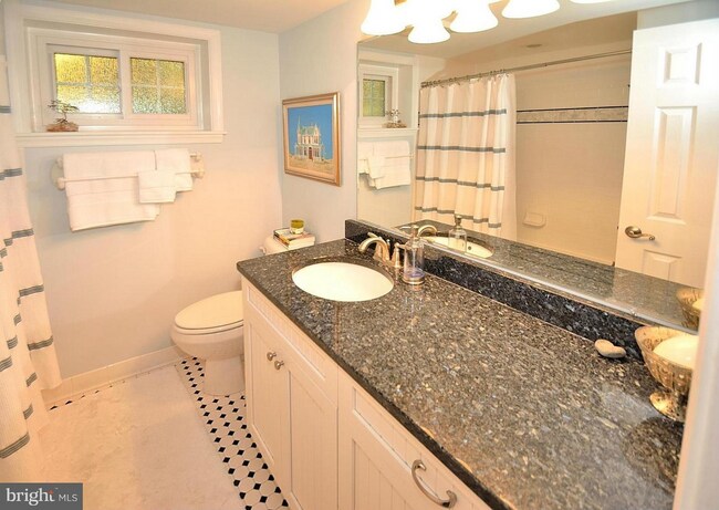 Building Photo - 610 John Marshall Dr NE