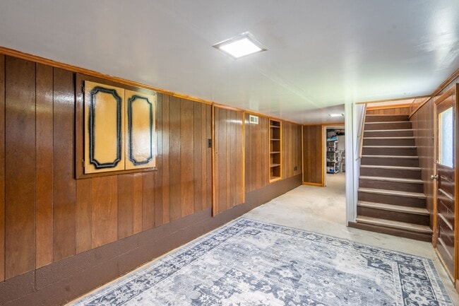 Building Photo - 2 bed and 1.5bath house with office space ...