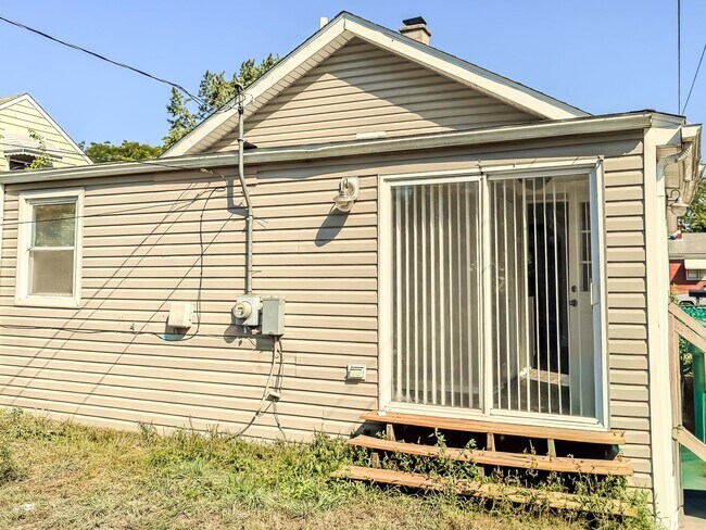 Building Photo - 16184 Hauss Ave