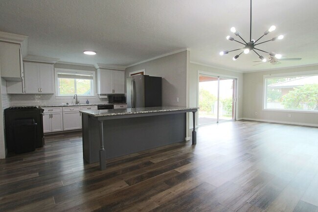 Building Photo - Updated Classic - Mid Century 4/2 2600 sf. All one level.