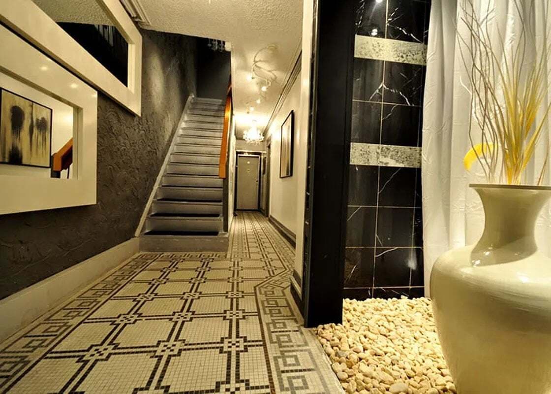 Building Photo - 212 E 12th St