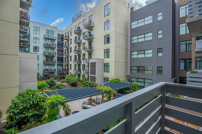 Building Photo - Stunning & Spacious Condo with 2 Parking S...