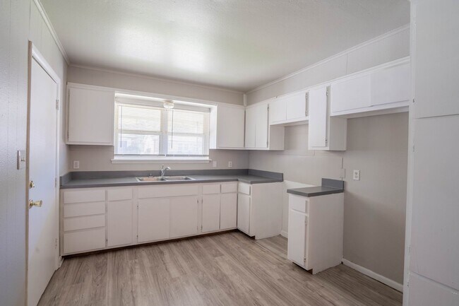 Building Photo - 3 Bed | 2 Bath in Central Tulsa!