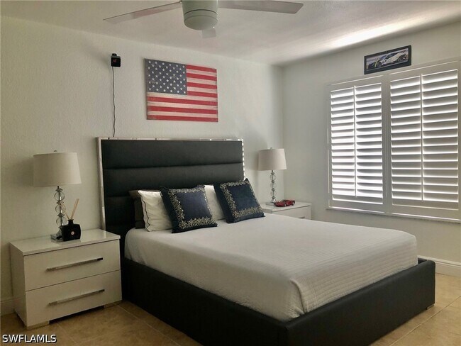 Building Photo - 283 Cypress Way W