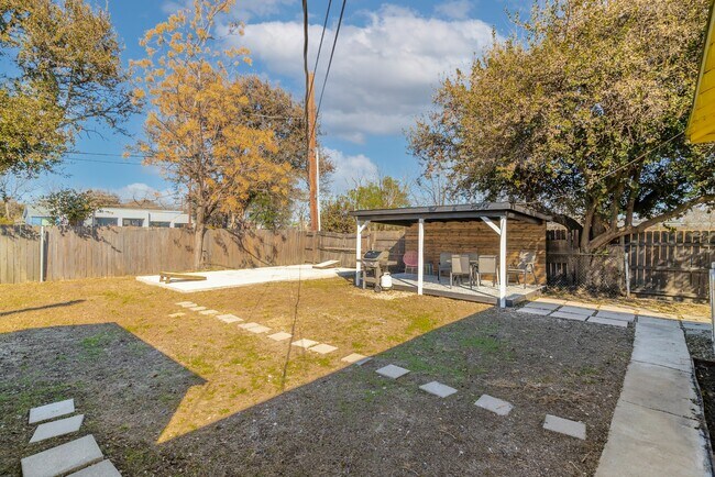 Building Photo - 475 E French Pl