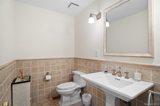 Building Photo - 26 Woodland Way