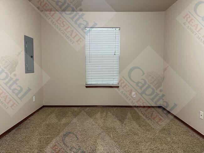 Building Photo - Spacious Duplex in Harrah