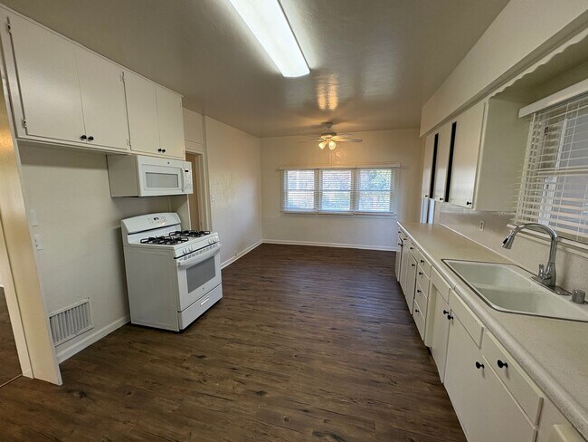 Building Photo - 1424 18th Ave