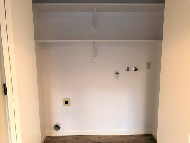 Building Photo - AVAILABLE FOR MOVE IN ON 8/1/26 -  RECENTLY RENOVATED 3 BED, 2 BATH 1 STORY ON LARGE CORNER LOT