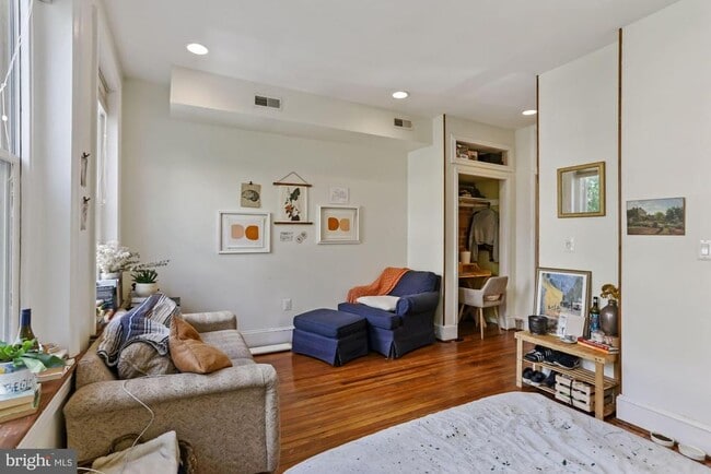 Building Photo - 1116 Monroe St NW