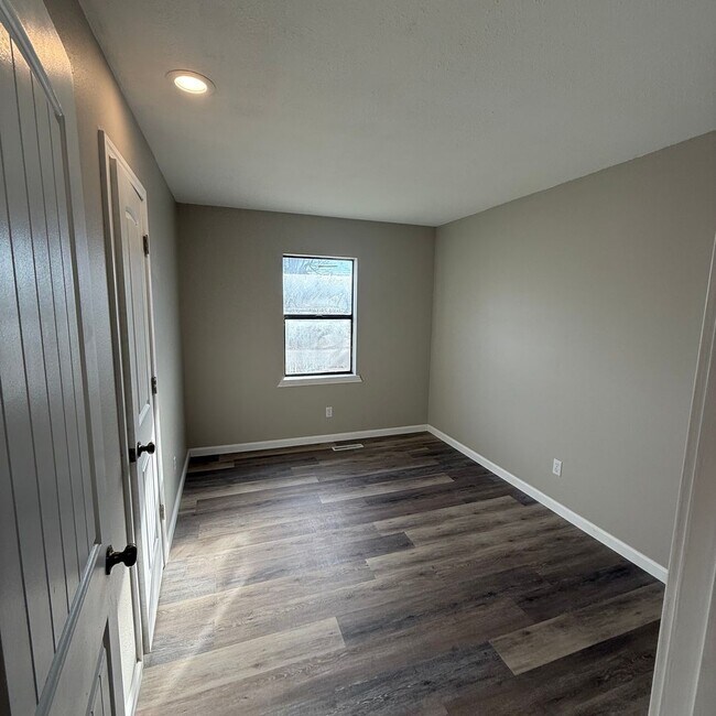 Building Photo - 3 Bedroom 2 bath remodeled Home