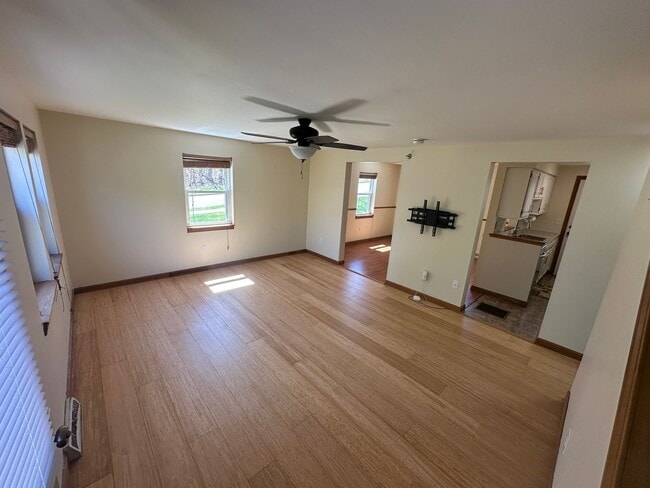 Building Photo - Charming 2BD/1BA Townhome in Burlington’s New North End