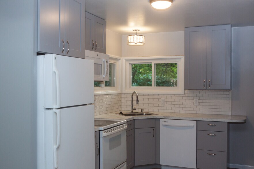 Building Photo - 415 S Revena Blvd