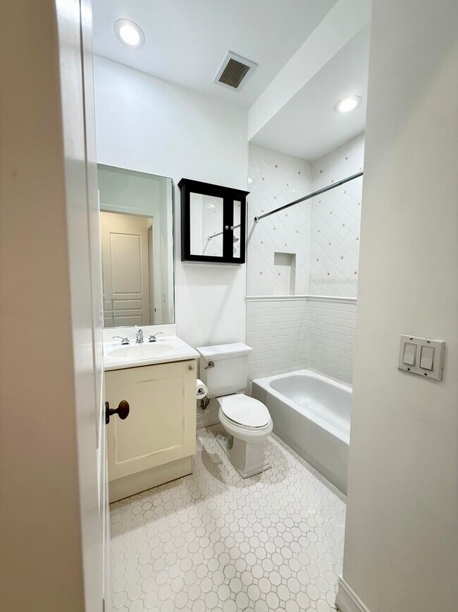 Building Photo - 319 Flamingo Dr