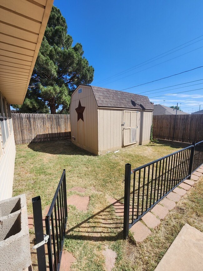 Building Photo - 3 bed 2 bath 2 car garage, move in ready!