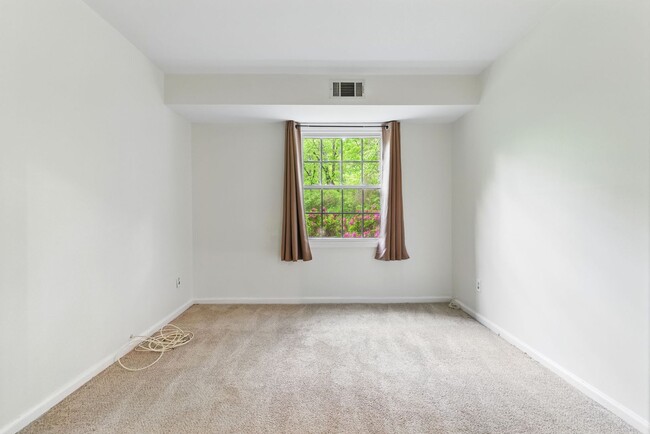 Building Photo - Updated Condo with Community Amenities