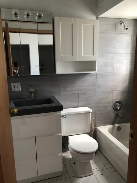 Building Photo - 537 N Claremont Ave