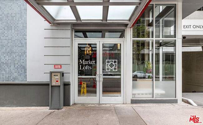 Building Photo - 645 W 9th St