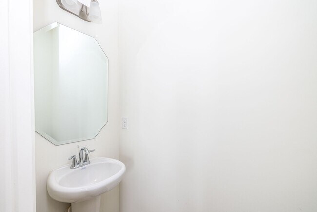 Building Photo - Charming 3-Bedroom Townhome Near Jack Alexander Blvd - APRIL MOVE IN SPECIAL