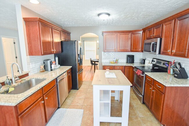 Building Photo - Pet Friendly in Sango!