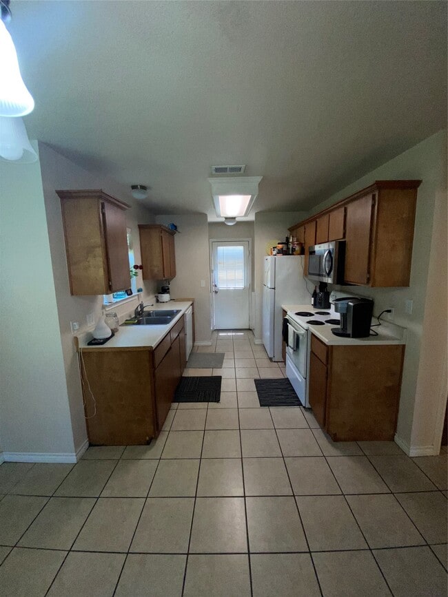 Building Photo - 150 Sendero Dr