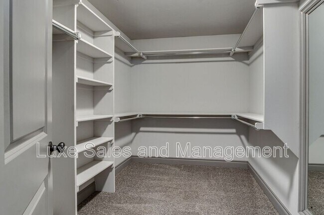 Building Photo - 6133 Oxnard St