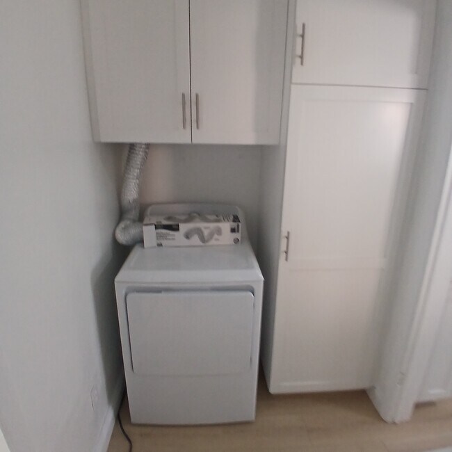 Building Photo - 434 S Del Mar Ave