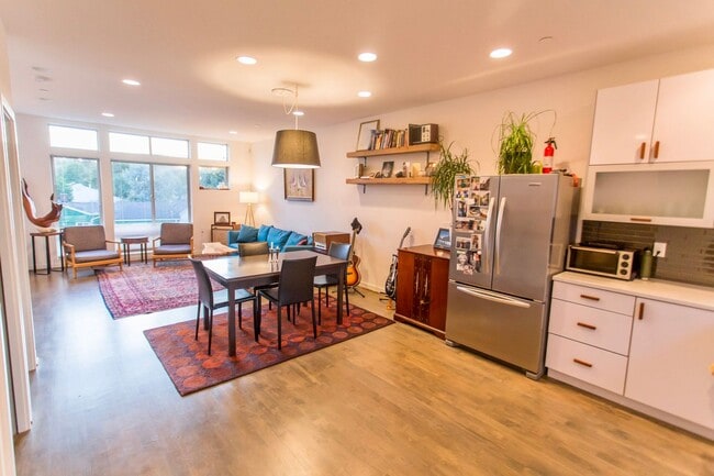 Building Photo - Greenwood Townhome