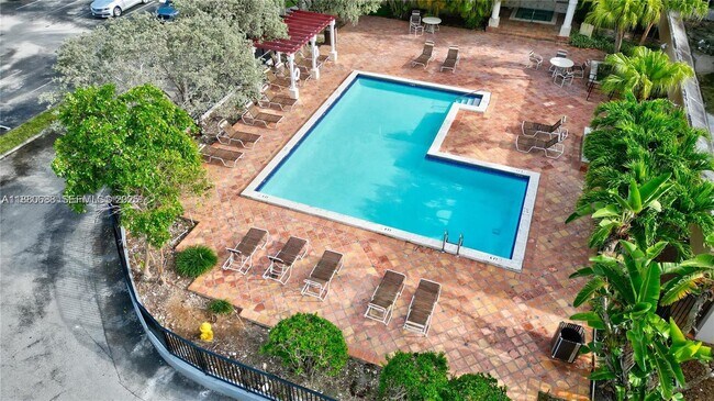 Building Photo - 10431 N Kendall Dr