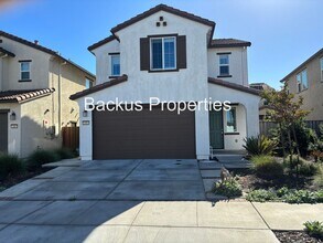 Building Photo - Three Bedroom Home in Hollister
