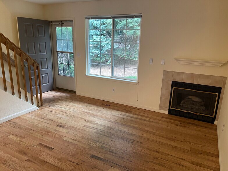 Building Photo - 806 Summer Dr