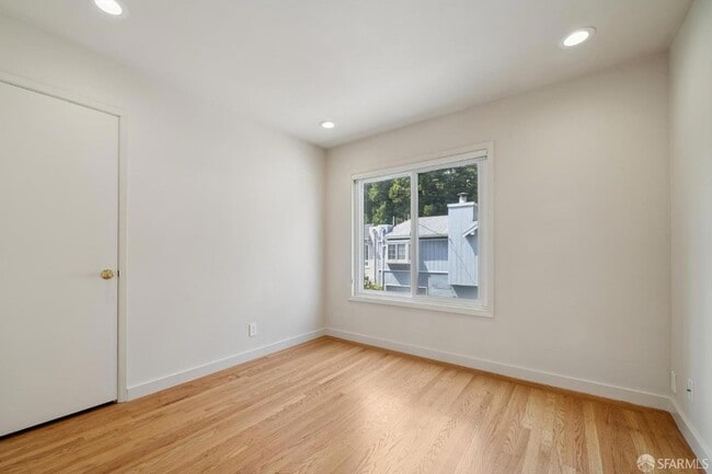 Building Photo - 74 Sunview Dr