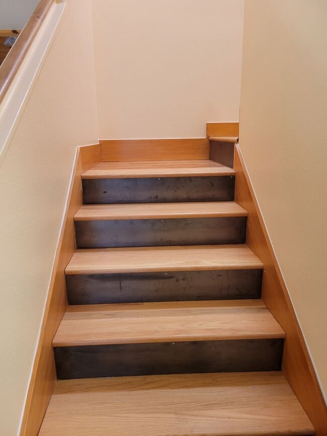 Building Photo - Newly painted  2,000+ sq home with RV parking