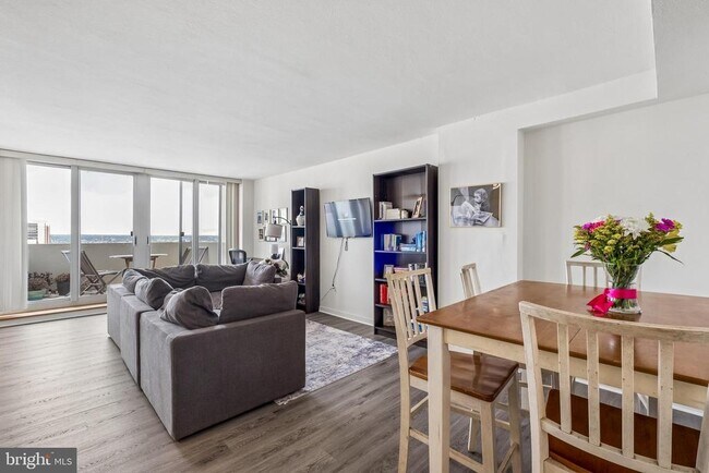 Building Photo - 604 S Washington Square