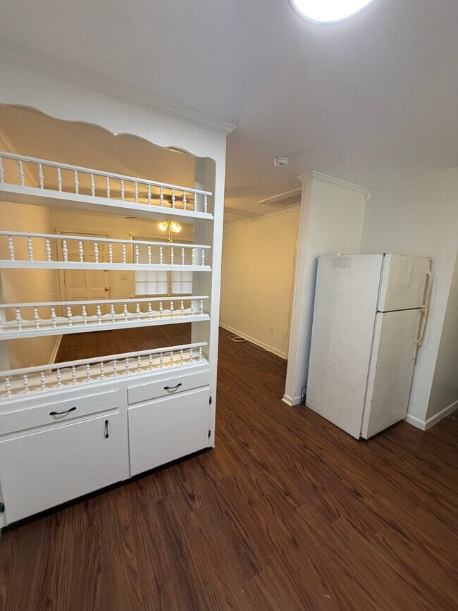 Building Photo - Cozy 1 Bedroom Available Now!