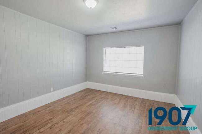 Building Photo - Charming 3-Bedroom Home in Del City - Read...