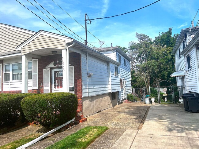 Primary Photo - Charming 1-Bedroom Apartment Near JFK – Pr...