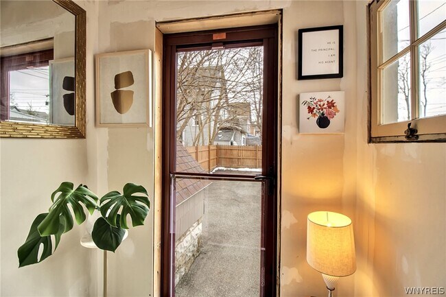 Building Photo - 370 Bryant St