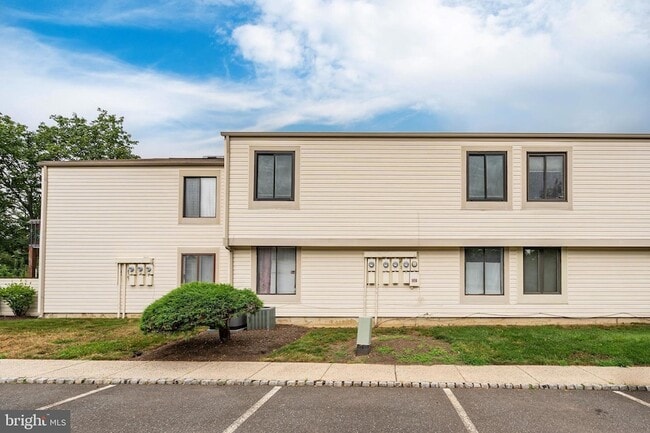 Building Photo - 10-U-10 Avon Dr