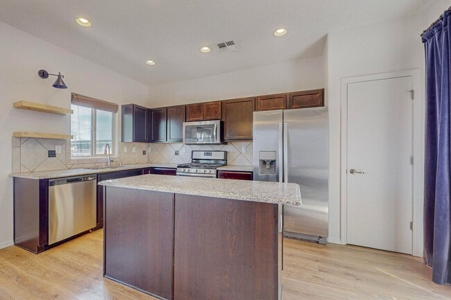 Building Photo - 3 bedroom, 2 1/2 Bath Pulte Ocotillo Model Home