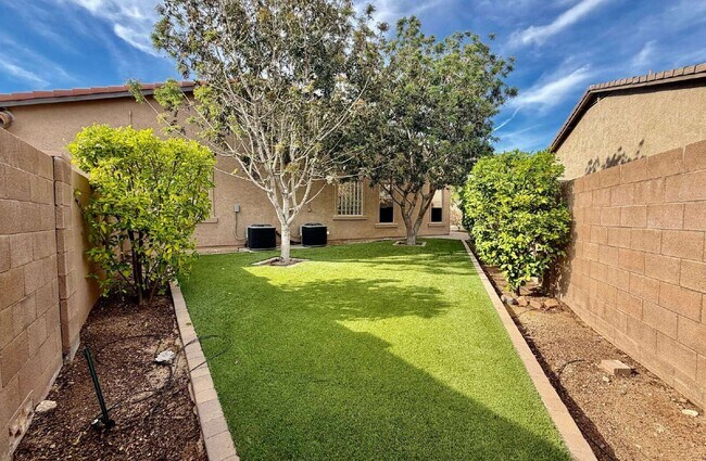 Building Photo - 5916 W Fetlock Trail