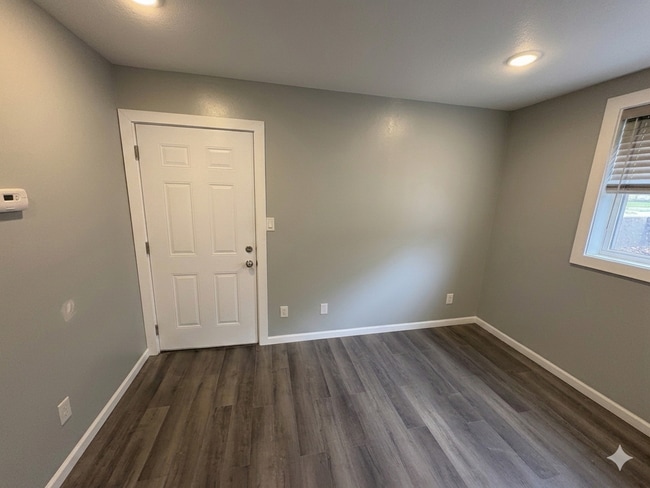 Building Photo - Newly Renovated 1 Bed Unit in Central MHK!