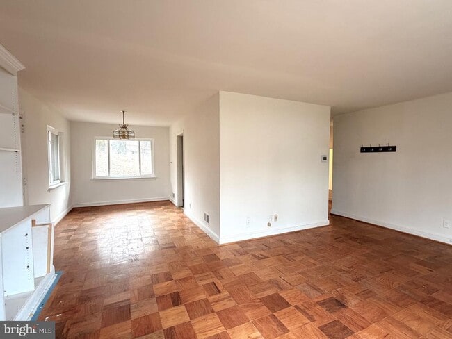 Building Photo - 2121 Patrick Henry Dr