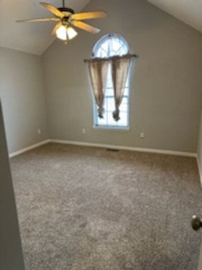 Building Photo - 3 Bedroom Luxury Home