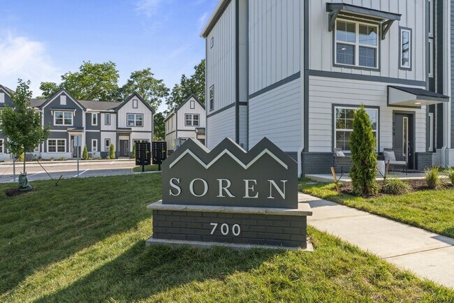 Building Photo - 3 bedroom 3 1/2 bath townhome with 2 car garage in Madison, gated community, Close to I-65/Riverg...