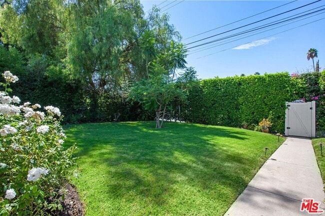 Building Photo - 4922 Hayvenhurst Ave