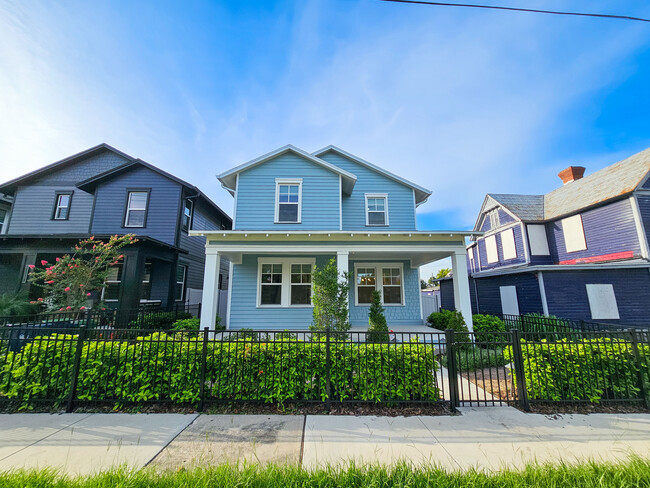 Building Photo - 408 E Oak Ave