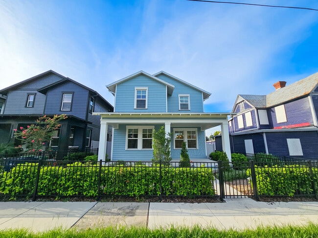 Primary Photo - 408 E Oak Ave