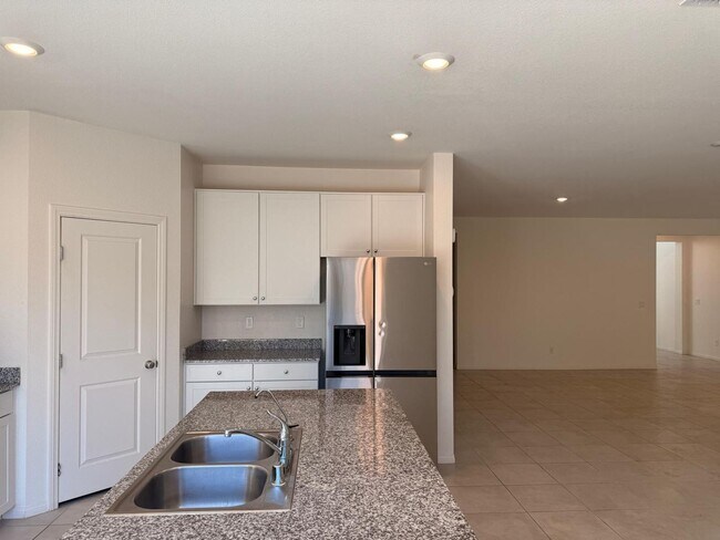 Building Photo - Gorgeous 5 Bedroom Home in Gated Community