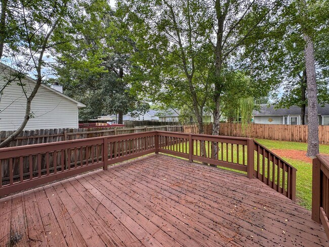 Building Photo - Cute 3 Bed 2.5 Bath Home in Fayetteville with Fenced Yard